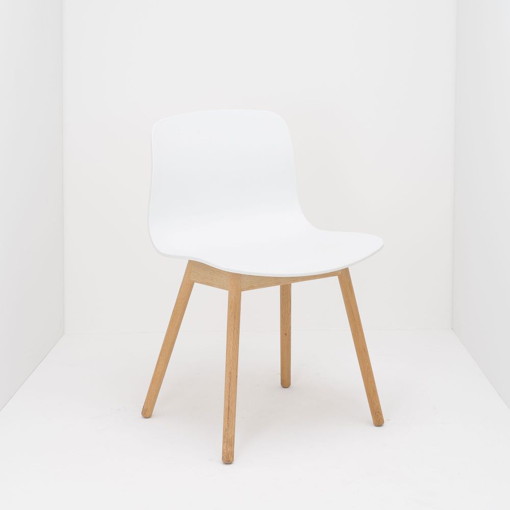Sitzschale: Kunststoff, Gestell: Holz, Gestell: Eiche