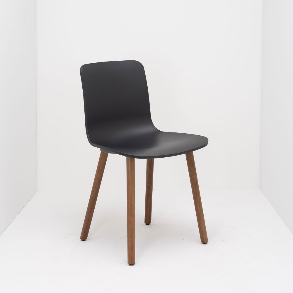 Sitzschale: Kunststoff, Sitzschale: durchgefärbt, Gestell: Holz, Gestell: Nussbaum